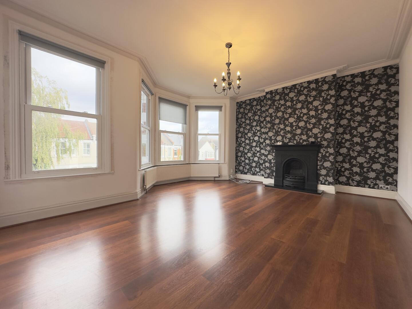 3 bed property in Eaton Park Road, London